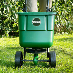 Miracle-Gro Rotary Spreader 27in